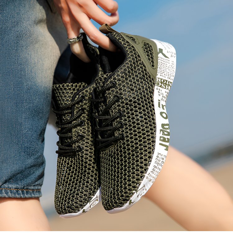 男性と女性の靴夏のアウトドアスポーツシューズ軽量メッシュアッパーカバー中空の通気性のある穴川を捕まえるスポーツシューズ夏の通気性軽量スポーツシューズ 男性と女性の靴夏のアウトドアスポーツシューズ軽量メッシュアッパーカバー中空の通気性のある穴川を捕まえるスポーツシューズ夏の通気性軽量スポーツシューズ