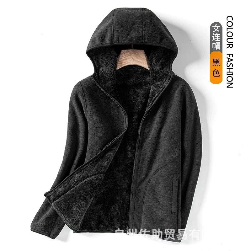 女性は帽子付きのガーディアン男にベルベットをつけて保温防風コートを厚くして 両面にベルベットの服を着て秋冬サンゴのベルベットのガーディアンを着ている