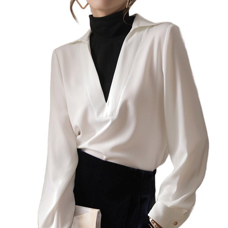 スタイリッシュなフェイクツーピースタートルネックシャツ