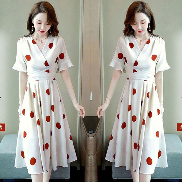 スタイリッシュでエレガントな韓国風ポルカドットスリムドレス