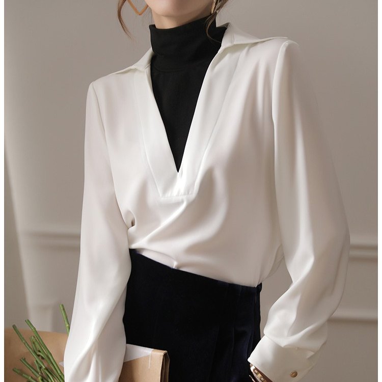 スタイリッシュなフェイクツーピースタートルネックシャツ