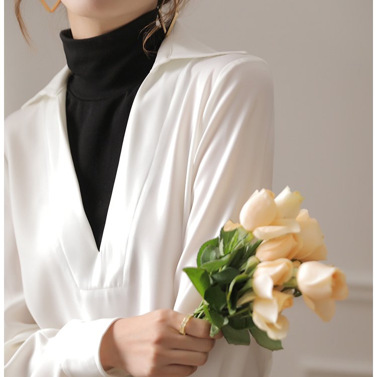 スタイリッシュなフェイクツーピースタートルネックシャツ