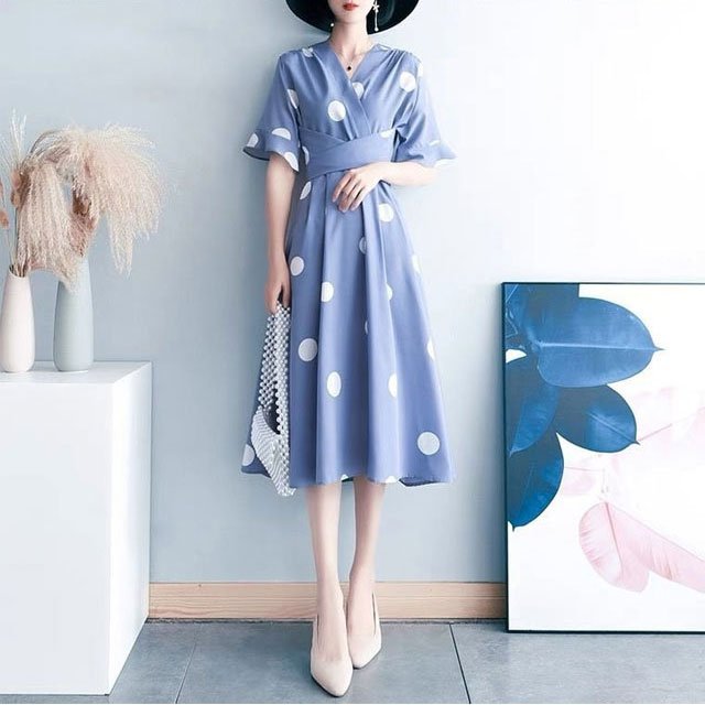 スタイリッシュでエレガントな韓国風ポルカドットスリムドレス