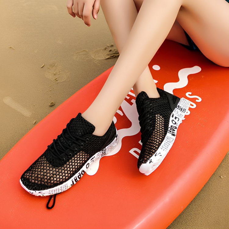 男性と女性の靴夏のアウトドアスポーツシューズ軽量メッシュアッパーカバー中空の通気性のある穴川を捕まえるスポーツシューズ夏の通気性軽量スポーツシューズ