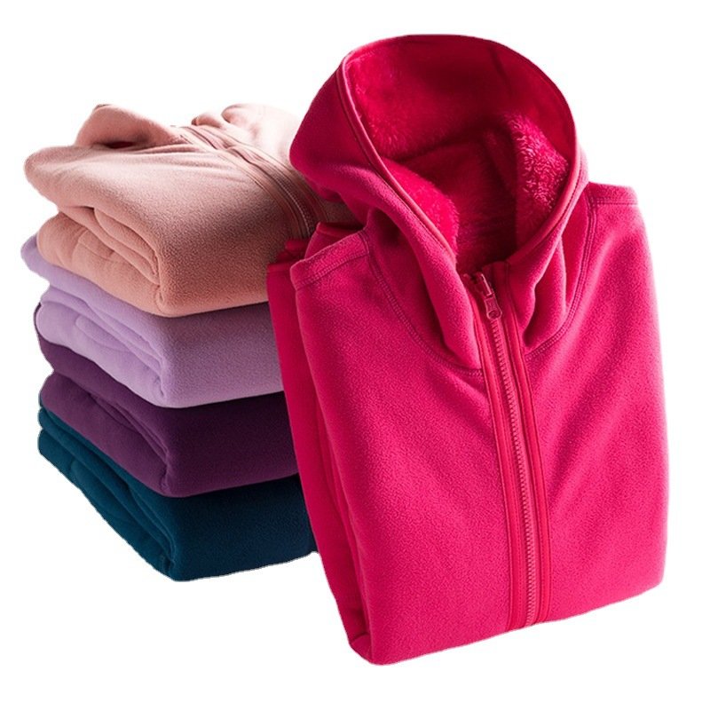 女性は帽子付きのガーディアン男にベルベットをつけて保温防風コートを厚くして 両面にベルベットの服を着て秋冬サンゴのベルベットのガーディアンを着ている