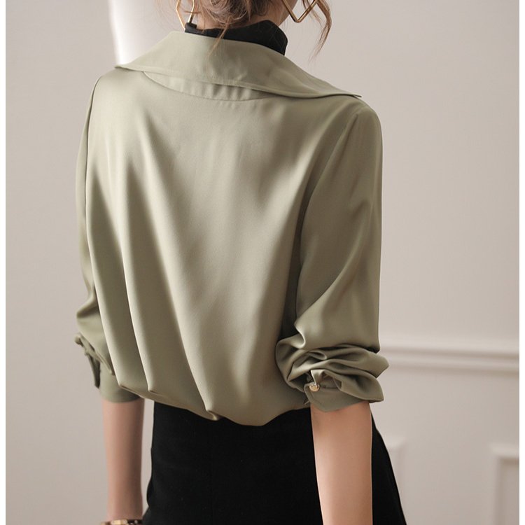 スタイリッシュなフェイクツーピースタートルネックシャツ