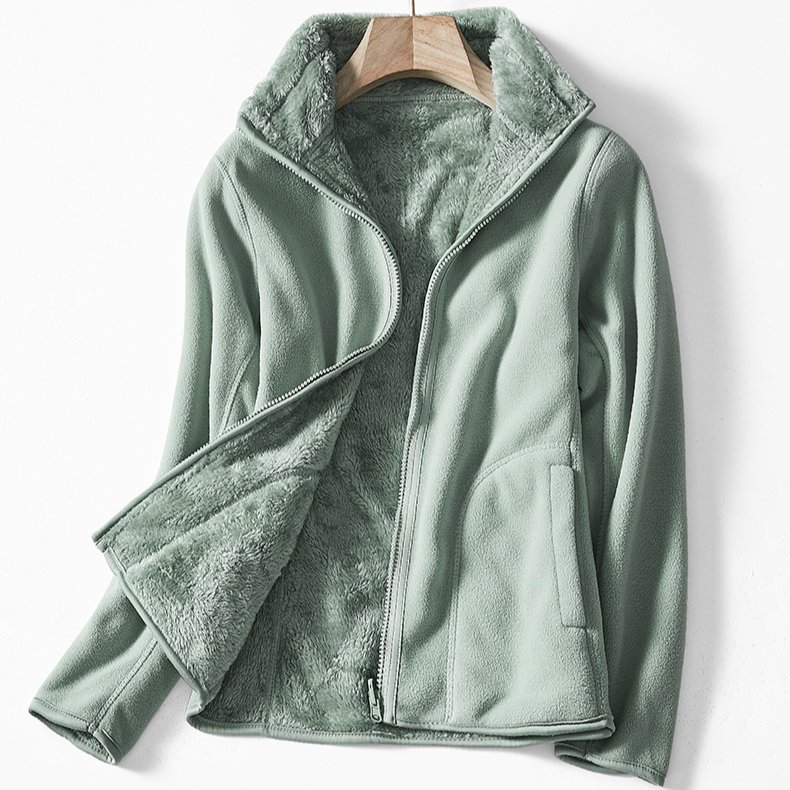 女性は帽子付きのガーディアン男にベルベットをつけて保温防風コートを厚くして 両面にベルベットの服を着て秋冬サンゴのベルベットのガーディアンを着ている